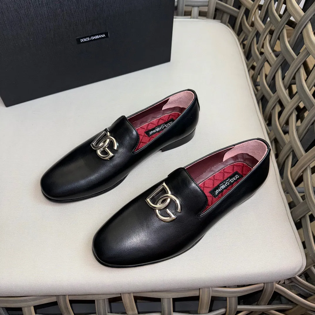 💰¥960 D&G cowhide moccasin loafers for men｜Embellished with DG hardware nameplate｜Made of imported calfskin｜Retro and shiny texture complement each other｜Release charming tones to outline a confident posture｜Imported calfskin + cowhide lining + Italian leather outsole Size: 39-44 (38.45 custom-made)